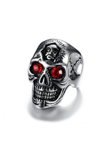 Exquisito anillo de titanio en forma de calavera con diamantes de imitación rojos