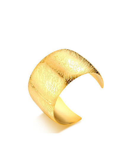 Delicado brazalete de titanio con forma geométrica altamente pulido chapado en oro