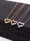 Collar con iniciales delicadas de corazón de titanio y circonitas cúbicas