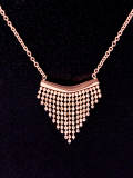 Collar delicado con borla de titanio