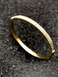 Anillo de banda minimalista de titanio con circonita cúbica
