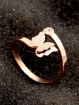 Anillo de banda delicada con mariposa de titanio y zirconia cúbica