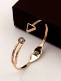 Brazalete minimalista triangular de titanio con circonita cúbica