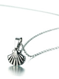 Collar de acero inoxidable plateado con forma de concha de temperamento