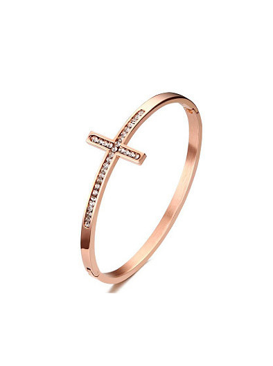 Elegante brazalete de diamantes de imitación en forma de cruz chapado en oro rosa