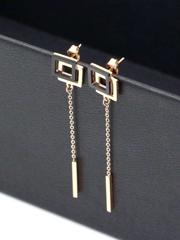 Aretes colgantes delicados con borla de titanio