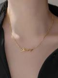 Collar minimalista de miel con letras de acero titanio