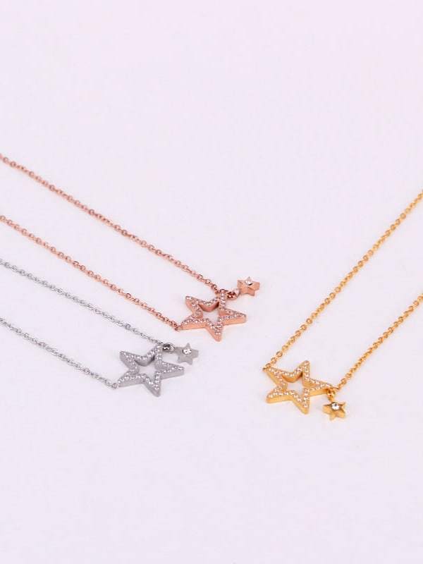 Collar delicado con estrella de titanio y circonitas cúbicas