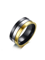 Delicado anillo de titanio con diseño geométrico en tres colores