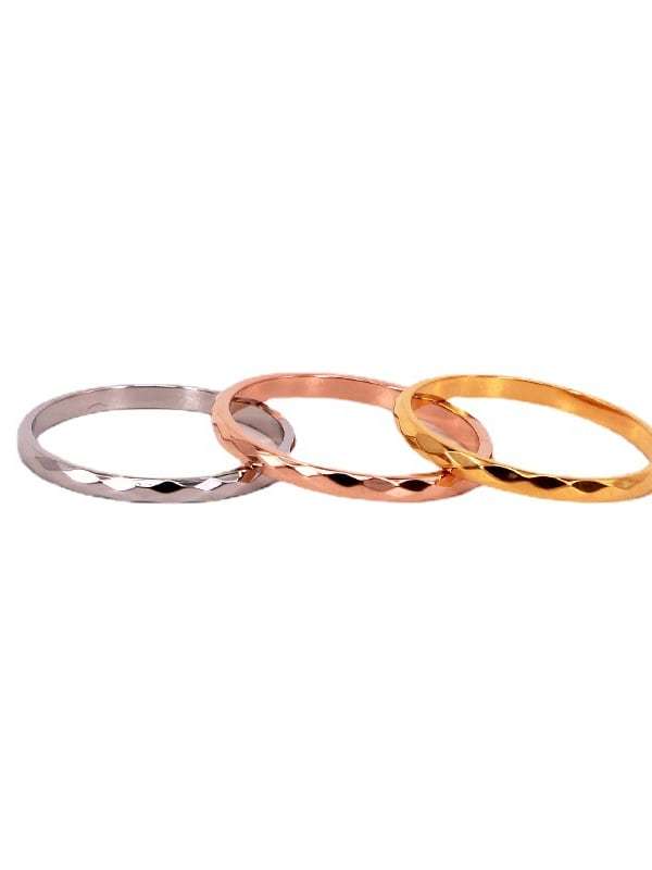 Anillo de banda minimalista redondo de acero de titanio