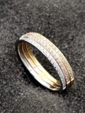 Anillo de banda minimalista de titanio con circonita cúbica