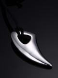 Collar con colgante de cuerno negro minimalista irregular de acero titanio