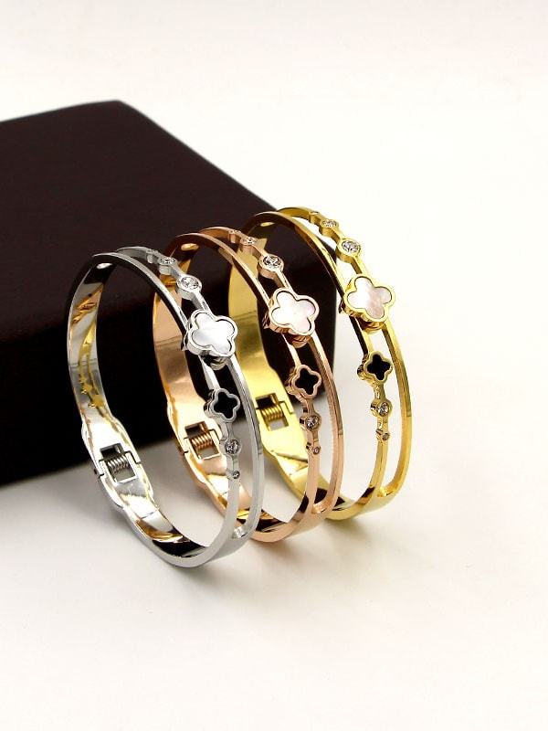 Brazalete de banda minimalista con trébol de diamantes de imitación de titanio