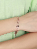 Exquisita pulsera de titanio con forma de flor chapada en oro rosa