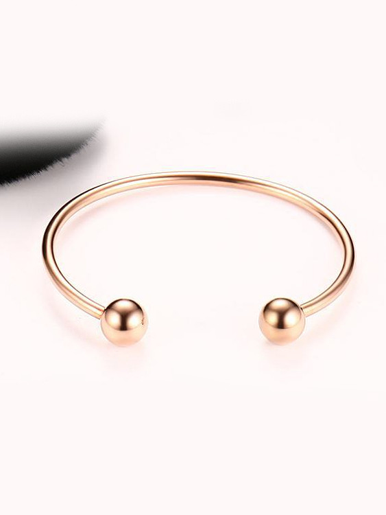 Brazalete de titanio geométrico chapado en oro rosa que combina con todo
