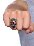 Exquisito anillo de titanio en forma de calavera con diamantes de imitación rojos