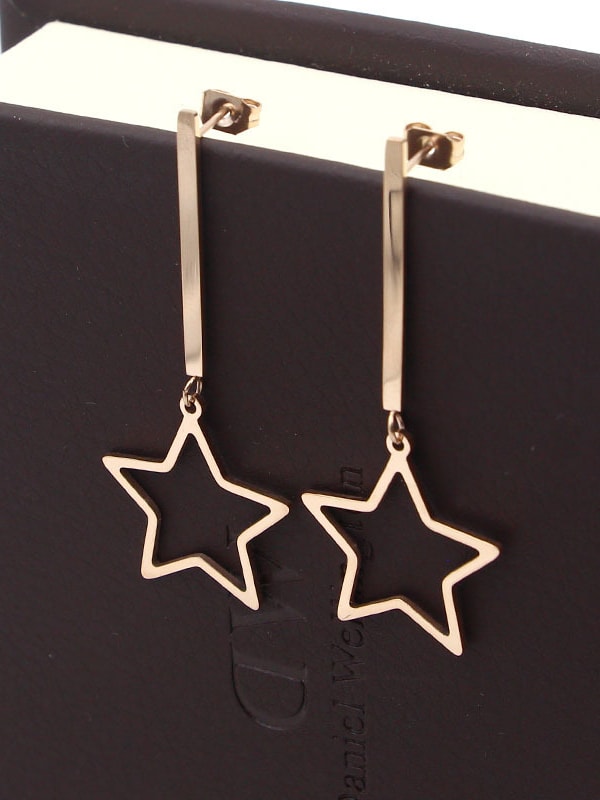 Arete colgante minimalista con estrella de titanio