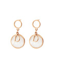 Arete colgante minimalista con letra D de concha de acero inoxidable