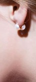 Arete minimalista geométrico con perla de imitación de latón