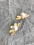 Arete extraíble minimalista con flor blanca de perla de imitación de cobre