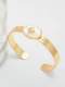 Brazalete minimalista de acero inoxidable + pluma blanca de concha