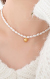 Collar minimalista geométrico de perlas de agua