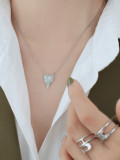 Collar minimalista de corazón de diamantes de imitación de acero titanio