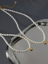 Collar minimalista geométrico de perlas de agua