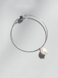 Brazalete de banda minimalista irregular de perlas de agua dulce de acero inoxidable 316L de titanio con revestimiento electrónico resistente al agua