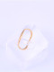Titanio con anillos de banda redondos simplistas chapados en oro