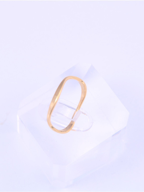 Titanio con anillos de banda redondos simplistas chapados en oro
