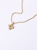 Titanio con collares cruzados simplistas chapados en oro
