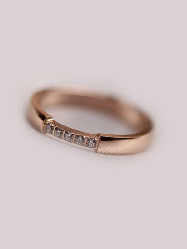 Anillo de diamantes de imitación de una sola línea simple