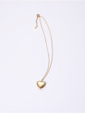 Titanio con collar de medallón de corazón liso simplista chapado en oro