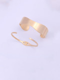 Titanio con brazaletes de tamaño libre irregulares simplistas chapados en oro