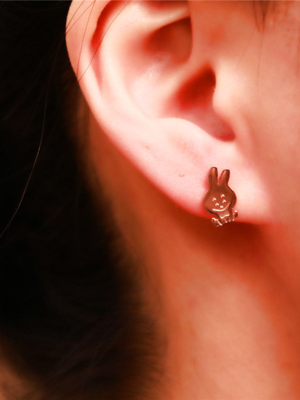 Preciosos aretes de titanio con forma de conejo