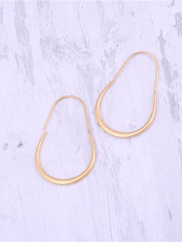Titanio Con Personalidad Chapada En Oro Pendientes De Gancho Irregular