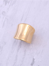 Titanio con anillos de banda irregulares simplistas chapados en oro