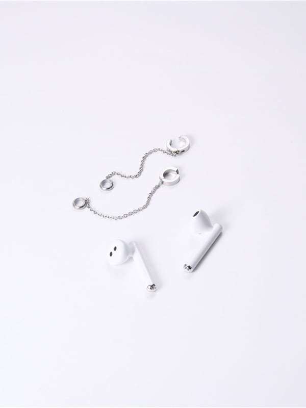 Pendiente de cadena de oreja minimalista con borla de titanio