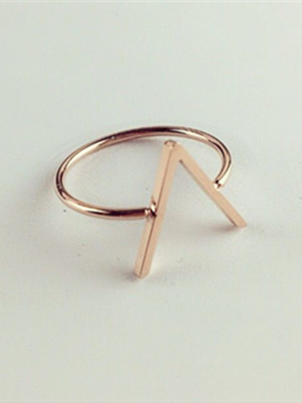 Anillo de mujer de moda con letras en forma de V