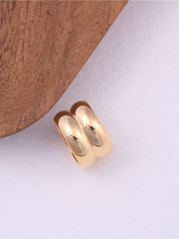 Titanio con anillos de banda irregulares de doble capa simplistas chapados en oro de imitación