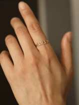 Titanio con anillos de banda geométricos simplistas chapados en oro de imitación