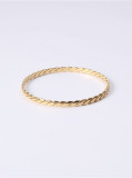Titanio con brazaletes de ondas suaves simplistas chapados en oro