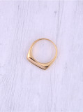 Titanio con anillos de banda geométricos simplistas chapados en oro