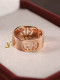 Anillo de titanio de estilo retro con patrón hueco