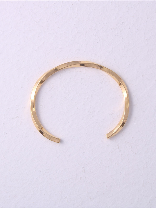 Titanio con brazaletes torcidos irregulares simplistas chapados en oro