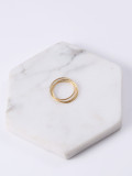 Titanio con anillos apilables redondos simplistas chapados en oro