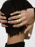 Titanio con anillos de banda irregulares de doble capa simplistas chapados en oro de imitación