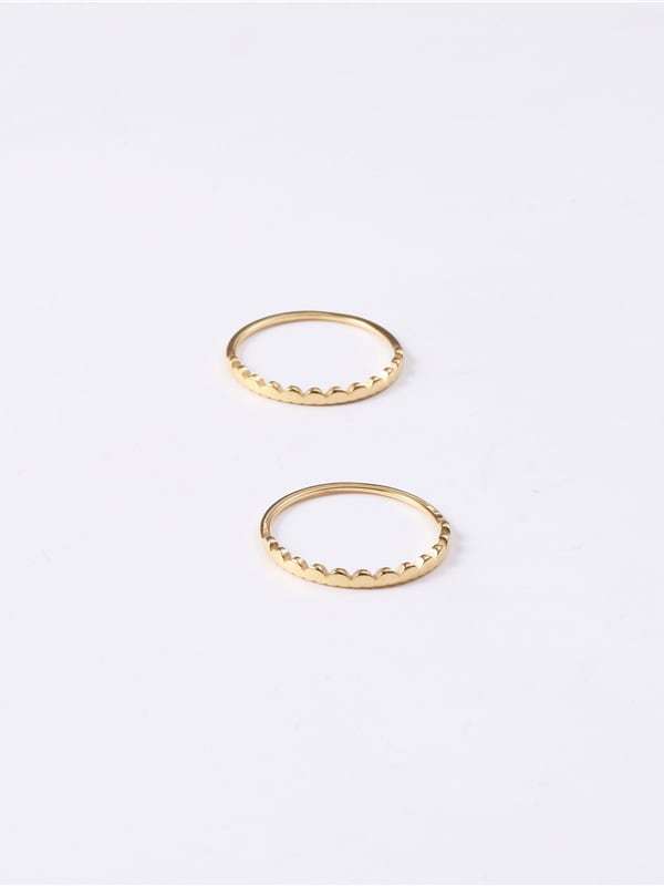 Titanio con anillos de banda irregulares simplistas chapados en oro de imitación