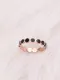 Anillo de moda con círculo de pegamento negro